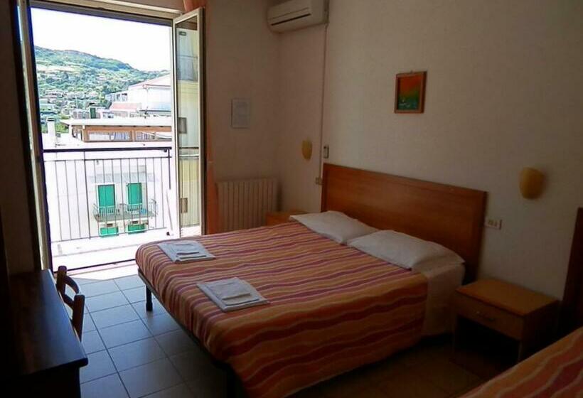 اتاق استاندارد سه تخته با بالکن, B&b Attico Mare