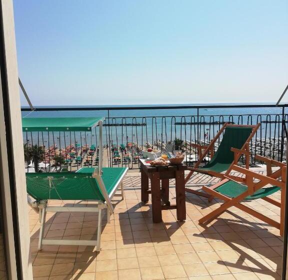 اتاق سه نفره دلوکس با چشم‌انداز دریا, B&b Attico Mare