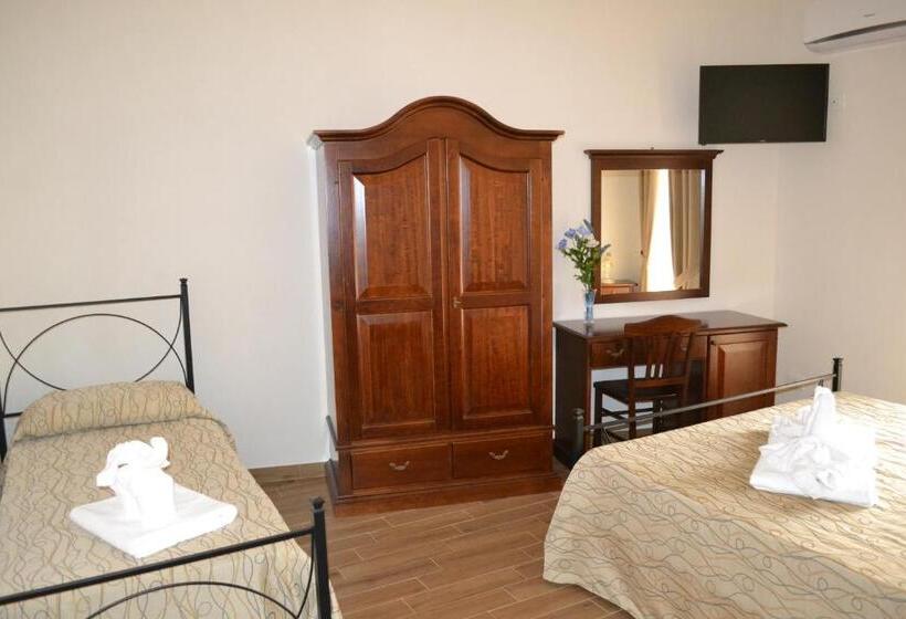 اتاق استاندارد سه تخته با بالکن, B&b Castiglione