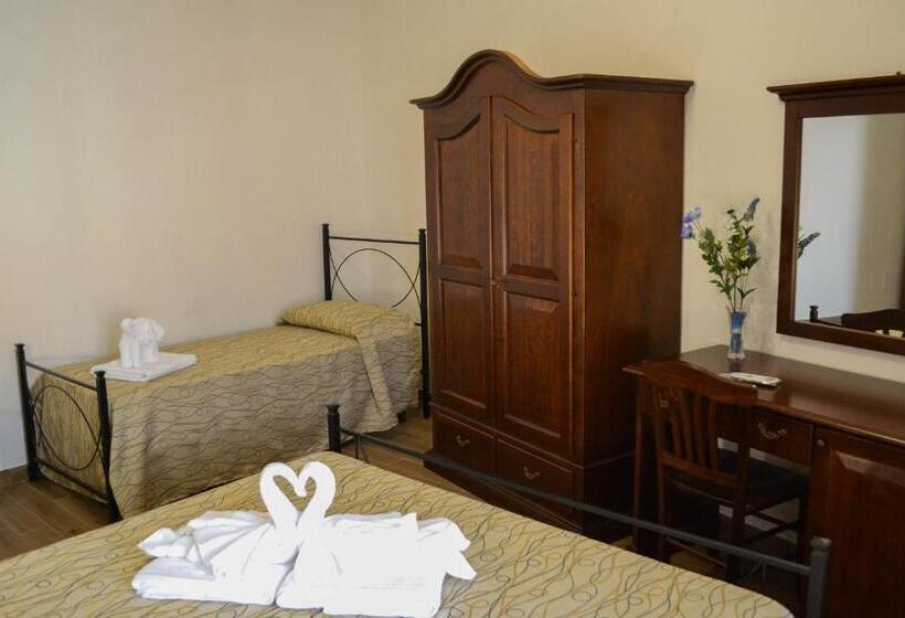 اتاق استاندارد سه تخته با بالکن, B&b Castiglione