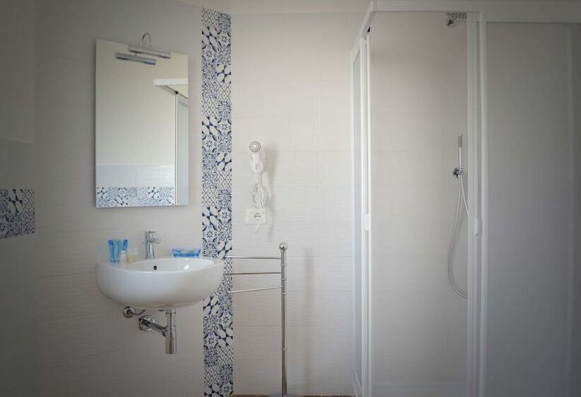 اتاق کلاسیک سه تخته, B&b Castiglione