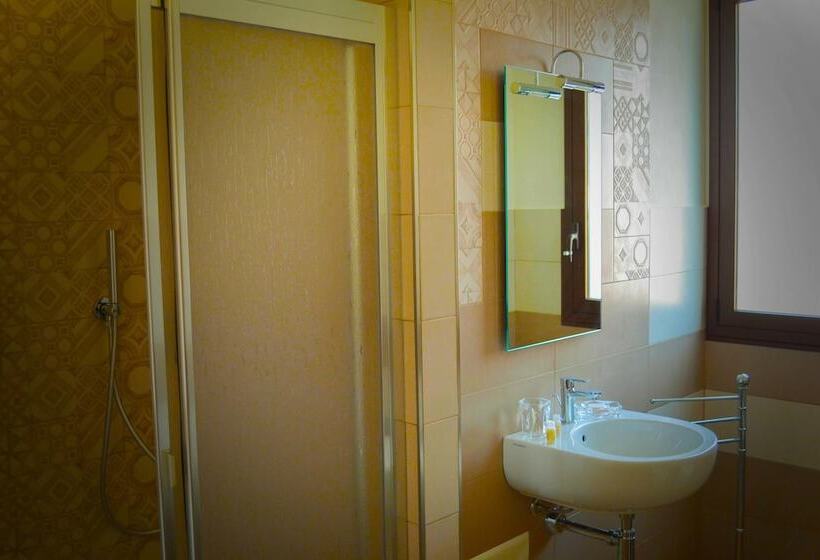 اتاق کلاسیک سه تخته, B&b Castiglione