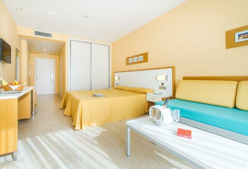 Habitación Cuádruple Estándar Vista Piscina, Mediterraneo