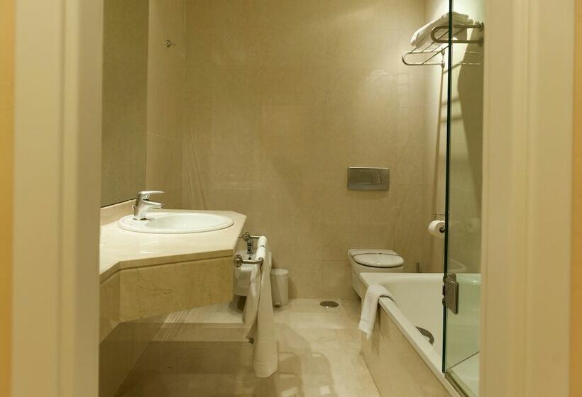 Habitación Cuádruple Estándar Vista Piscina, Mediterraneo