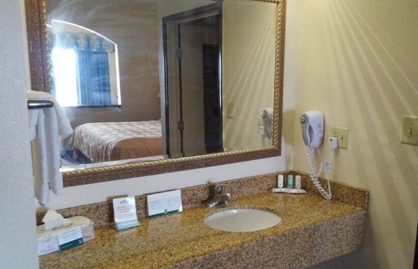 스탠다드 룸 더블 침대, Quality Inn & Suites On The Beach