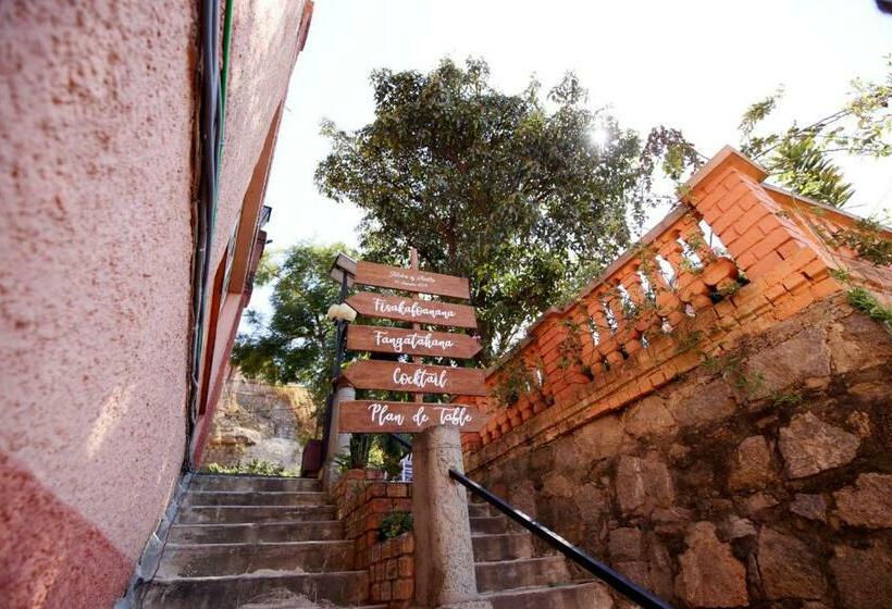 اتاق استاندارد با چشم‌انداز کوهستان, Relais De La Haute Ville Tana