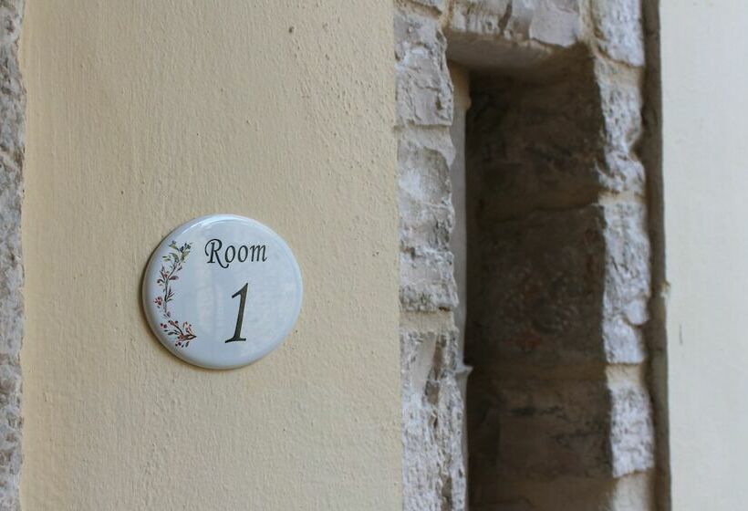 اتاق استاندارد سه نفره, A Casa Mia