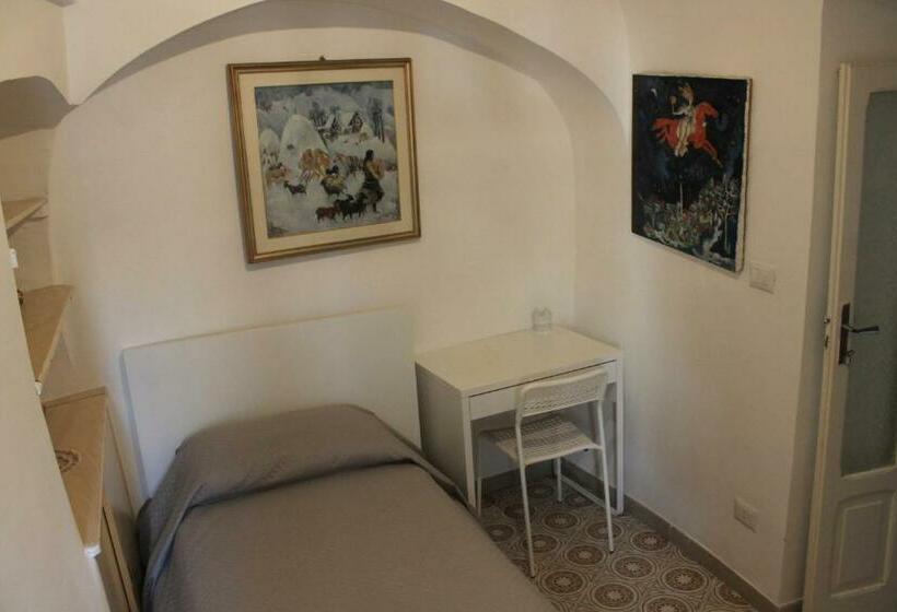 اتاق کلاسیک سه تخته, A Casa Mia