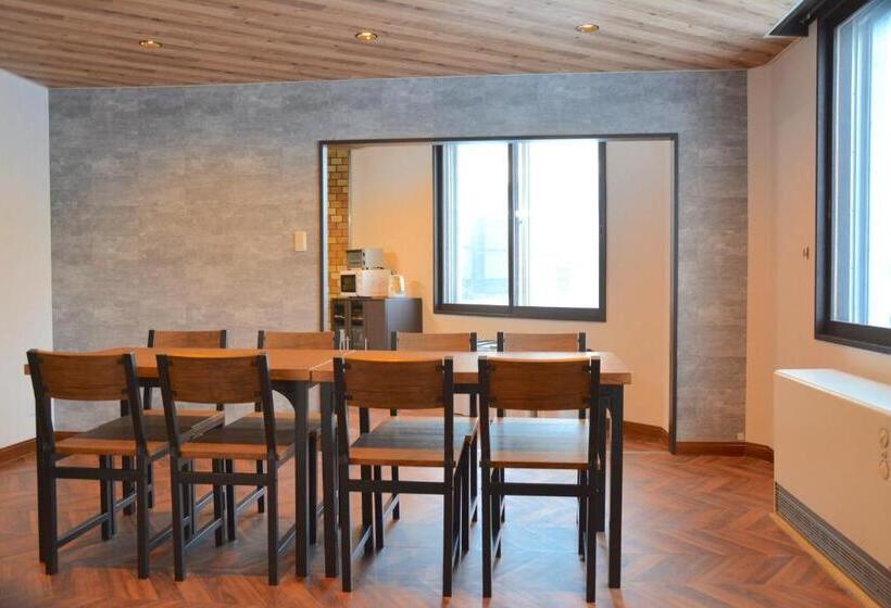 اتاق خانوادگی, Economy Hotel Upashi