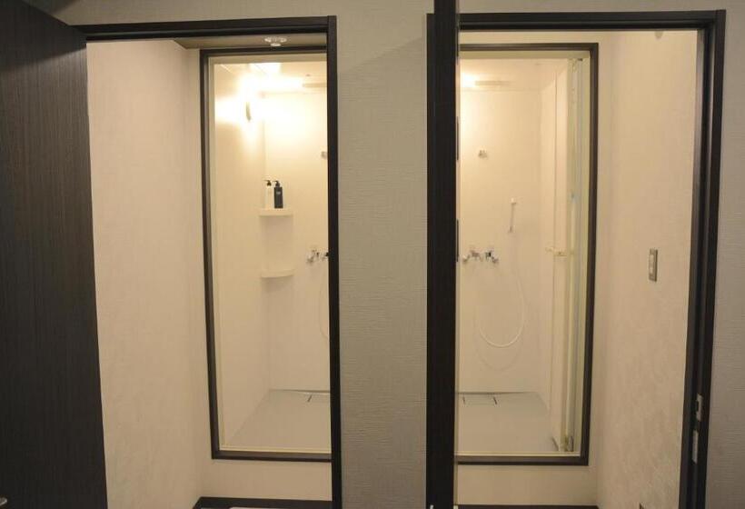 اتاق خانوادگی, Economy Hotel Upashi