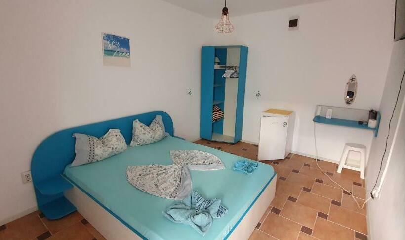 اتاق استاندارد با تراس, Hostel Delfinul Albastru