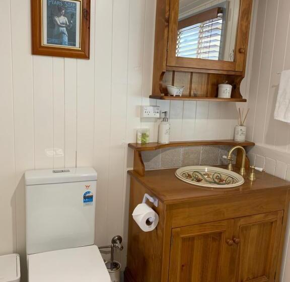 Дом 4 Спальни, Cherry Blossom Cottage With Country Charm And Spa