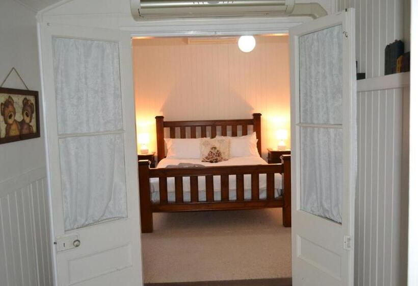 Дом 4 Спальни, Cherry Blossom Cottage With Country Charm And Spa