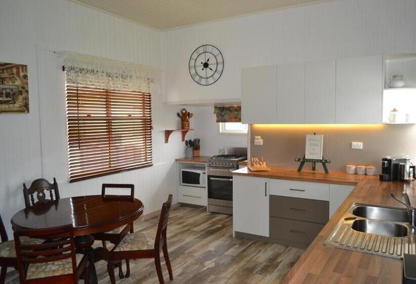 Дом 4 Спальни, Cherry Blossom Cottage With Country Charm And Spa