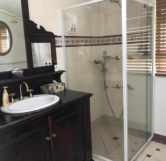 Дом 4 Спальни, Cherry Blossom Cottage With Country Charm And Spa