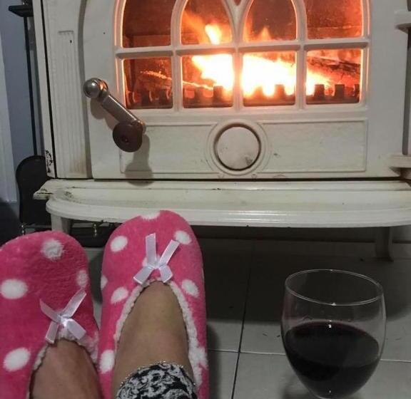 Дом 4 Спальни, Cherry Blossom Cottage With Country Charm And Spa