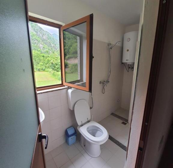 Pokój Basic Trzyosobowy, Guest House Flodisa