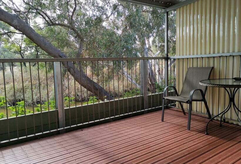 חדר סטנדרט לשלושה, Donald Riverside Motel