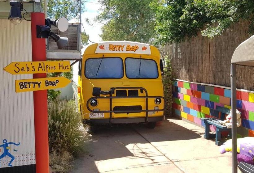 اتاق استاندارد با چشم‌انداز استخر, Alice's Secret Travellers Inn