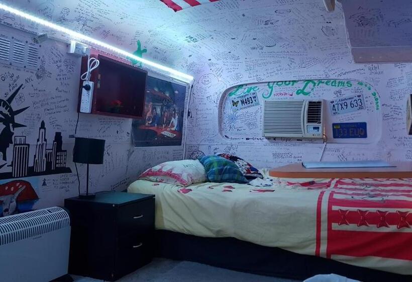 اتاق استاندارد با چشم‌انداز استخر, Alice's Secret Travellers Inn