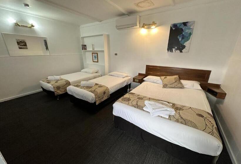 패밀리 룸, Charlton Motel