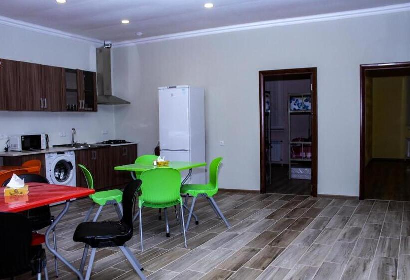 스위트, Bee Lucky Hostel And Tours