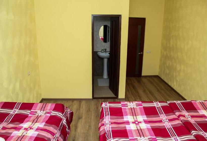 스위트, Bee Lucky Hostel And Tours