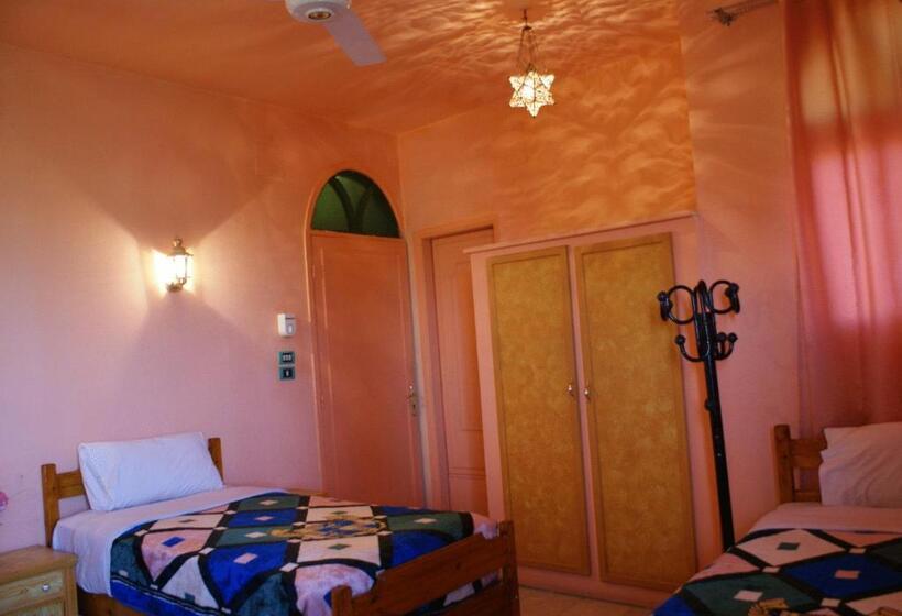 اتاق استاندارد سه نفره, Ramsess Hostel