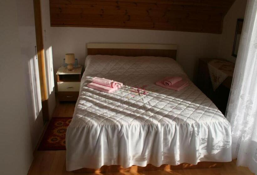 اتاق استاندارد, Adriana Guesthouse