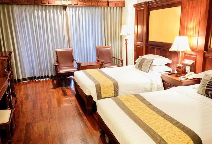 带泳池观景的豪华房, Empress Angkor Resort & Spa
