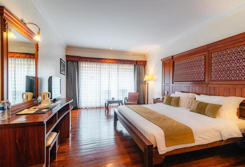 带泳池观景的豪华房, Empress Angkor Resort & Spa