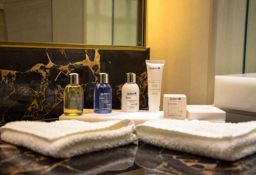 اتاق سوپریور با چشم‌انداز دریا, The Diplomat Radisson Blu Hotel Residence & Spa