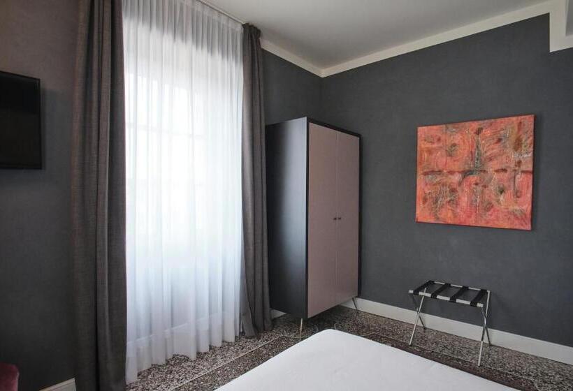 سوئیت جونیور خانوادگی, Capriccio Art