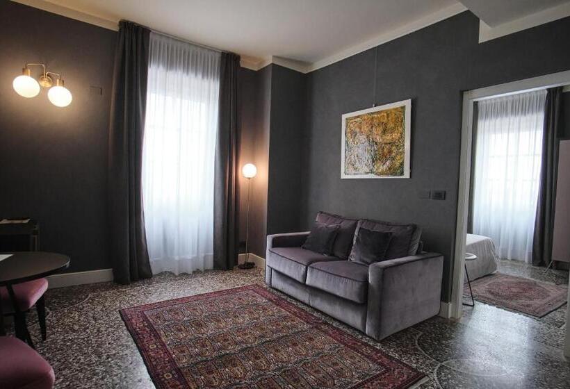 سوئیت جونیور خانوادگی, Capriccio Art