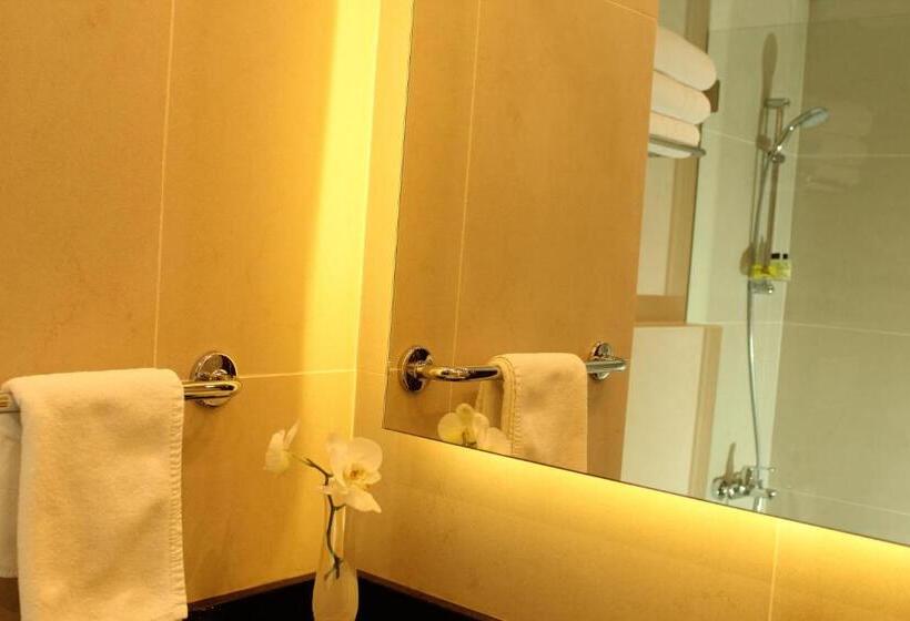 اتاق لوکس با تخت بزرگ, Intercontinental Mzaar Lebanon Mountain Resort & Spa, An Ihg