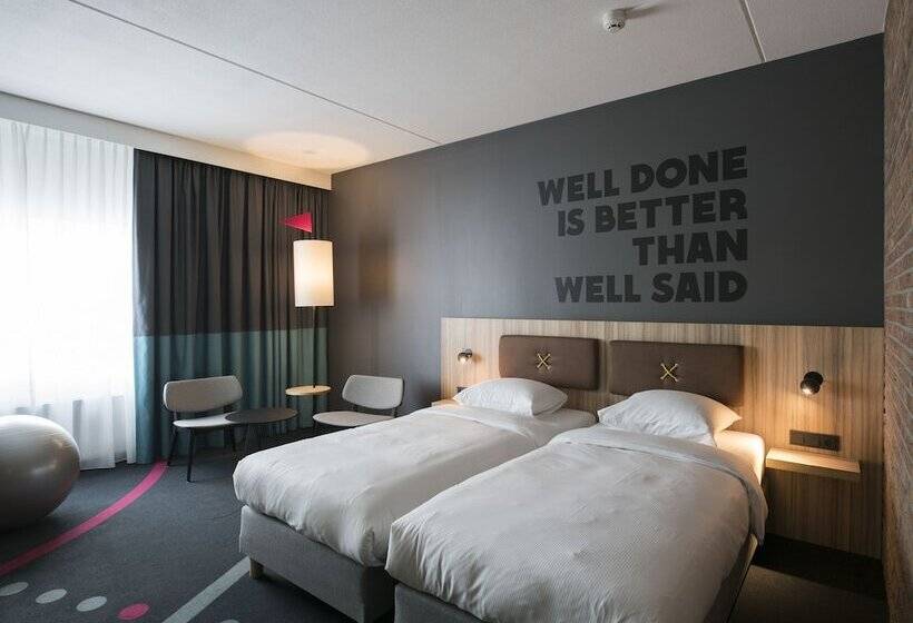 Club Room, Hup