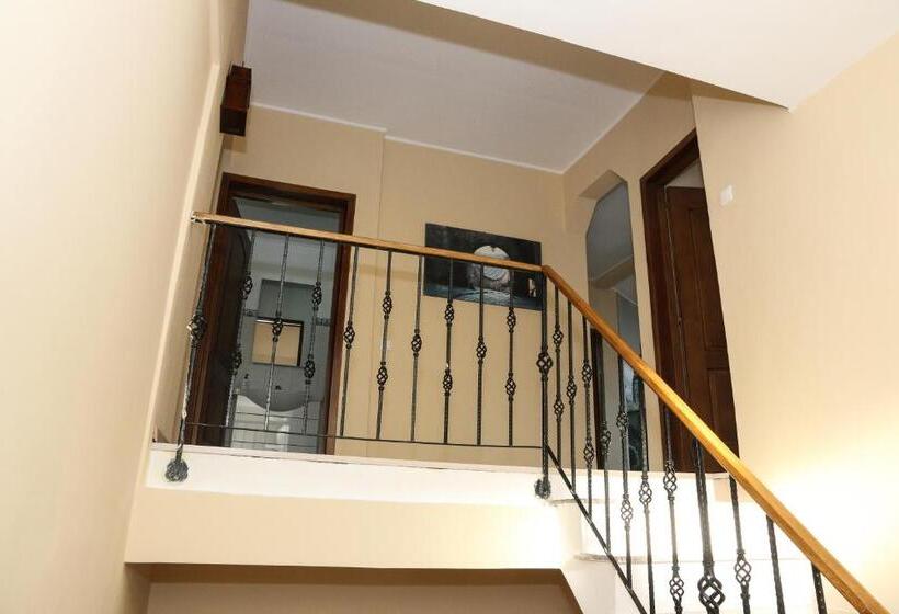 اتاق استاندارد با سرویس بهداشتی مشترک, Cosbuc Residence & Villa
