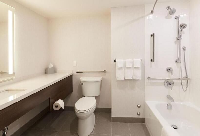 适合残疾人士使用的带超级大床的标准间, Holiday Inn & Suites Ottawa Kanata, An Ihg