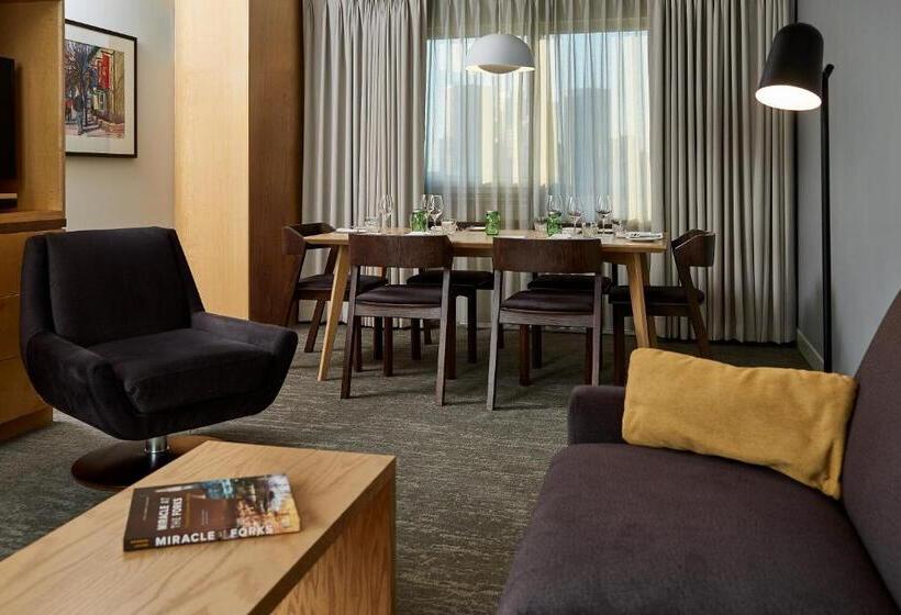 スイート, Inn At The Forks