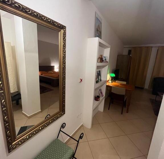 غرفة قياسية مزوَّدة بشُرفة, Monelly Apartman