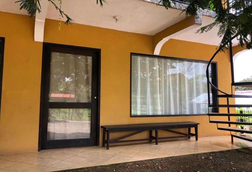 Студия Стандарт, Restaurante Y Cabinas Sudy