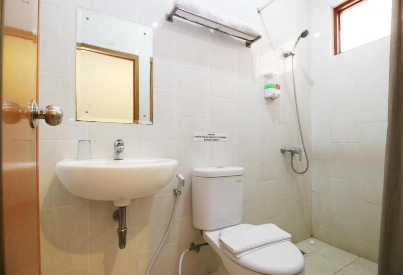Номер Deluxe, Reddoorz Syariah Plus Near Cirebon Super Block Mall 2