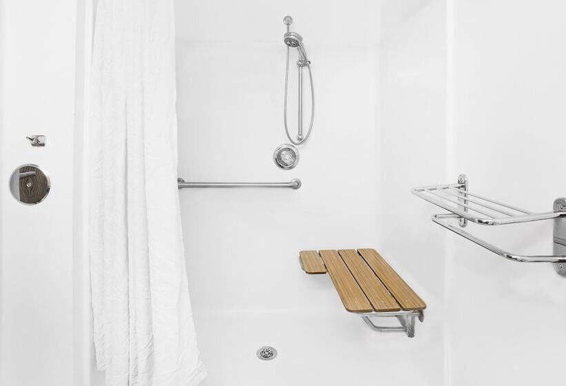 Номер Стандарт Адаптированный для Инвалидов, Microtel Inn & Suites By Wyndham Fond Du Lac