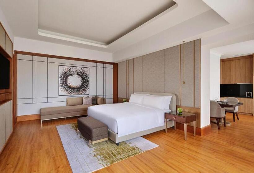 Студио Club, The Ritzcarlton Jakarta, Mega Kuningan