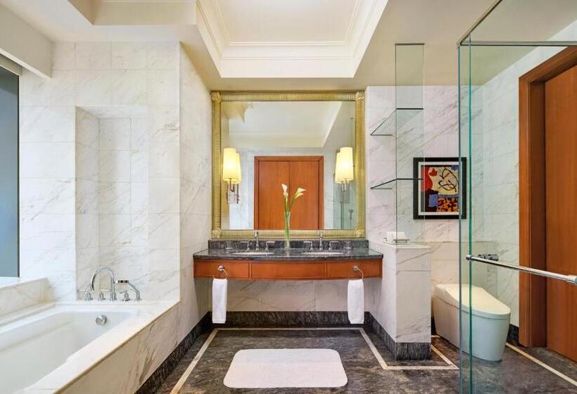 Студио Club, The Ritzcarlton Jakarta, Mega Kuningan