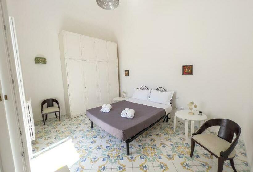 اتاق لوکس با بالکن و چشم‌انداز دریا, Casa Niná