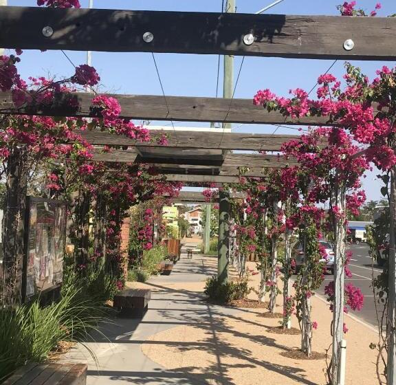 デラックスファミリールーム, Golden West Motor Inn