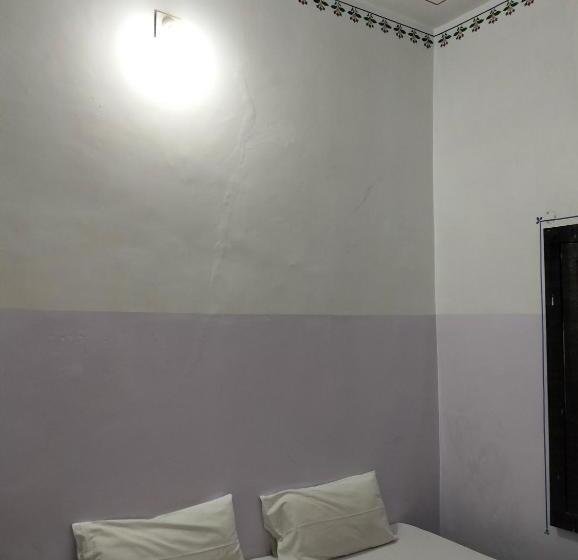 اتاق اکونومی, The Royal Lake View Villa