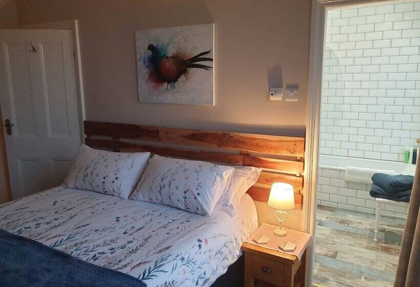 Номер Deluxe, Lyndene