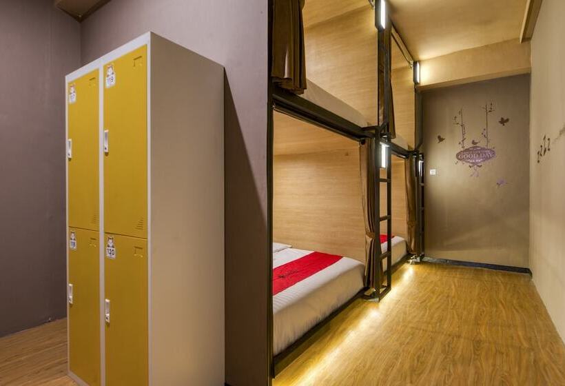 Кровать в Общей Комнате, Reddoorz Hostel Near Malang Train Station 3